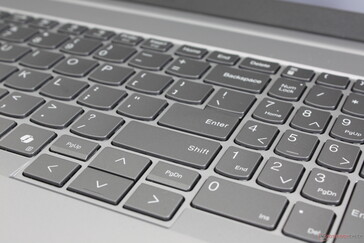 NumPad ve ok tuşları QWERTY tuşlarından daha küçük ve daha sıkışıktır